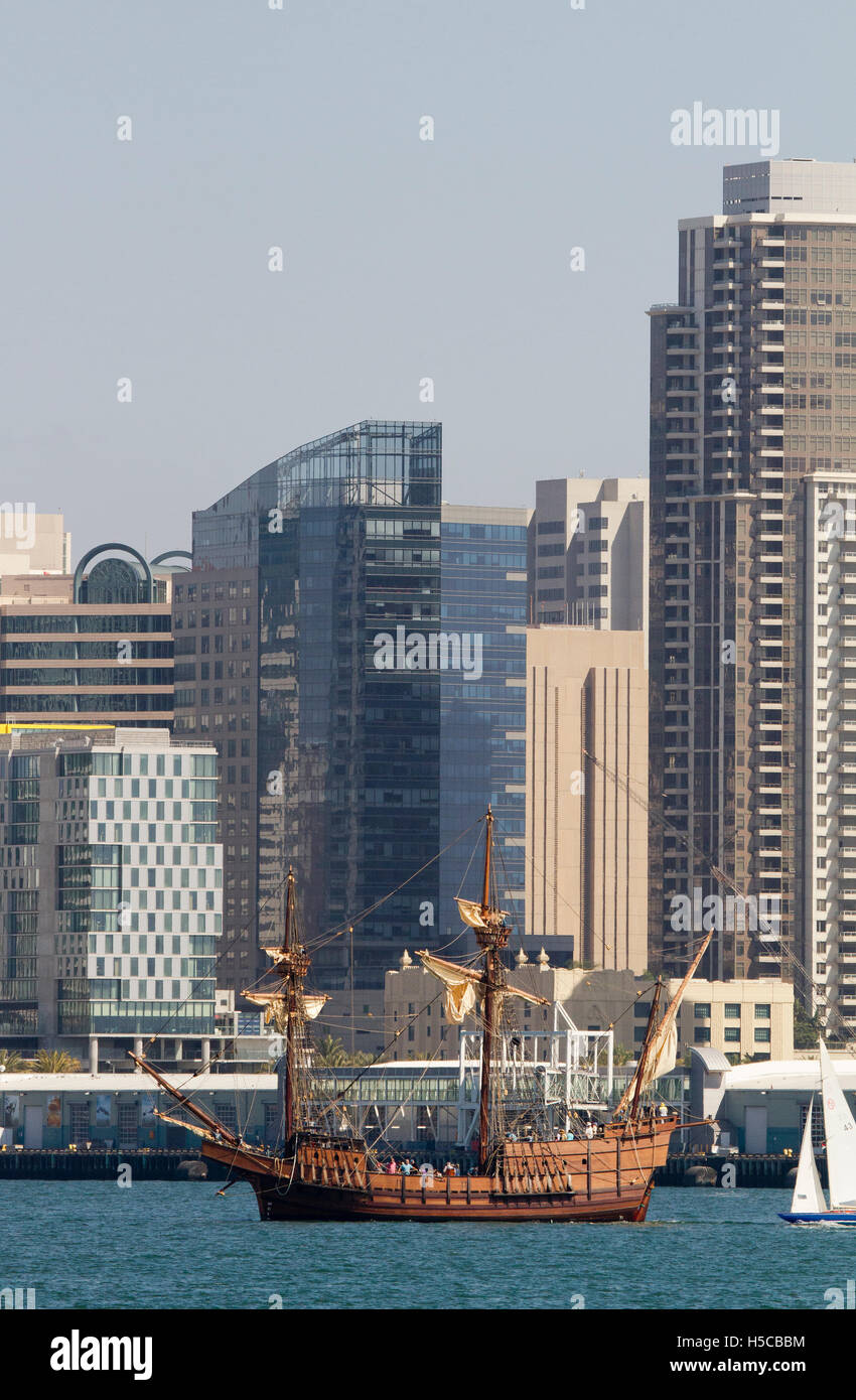 Tall Ship San Salvador en 2016 Festival de la voile, le défilé des navires, la baie de San Diego, CA avec le centre-ville en arrière-plan Banque D'Images