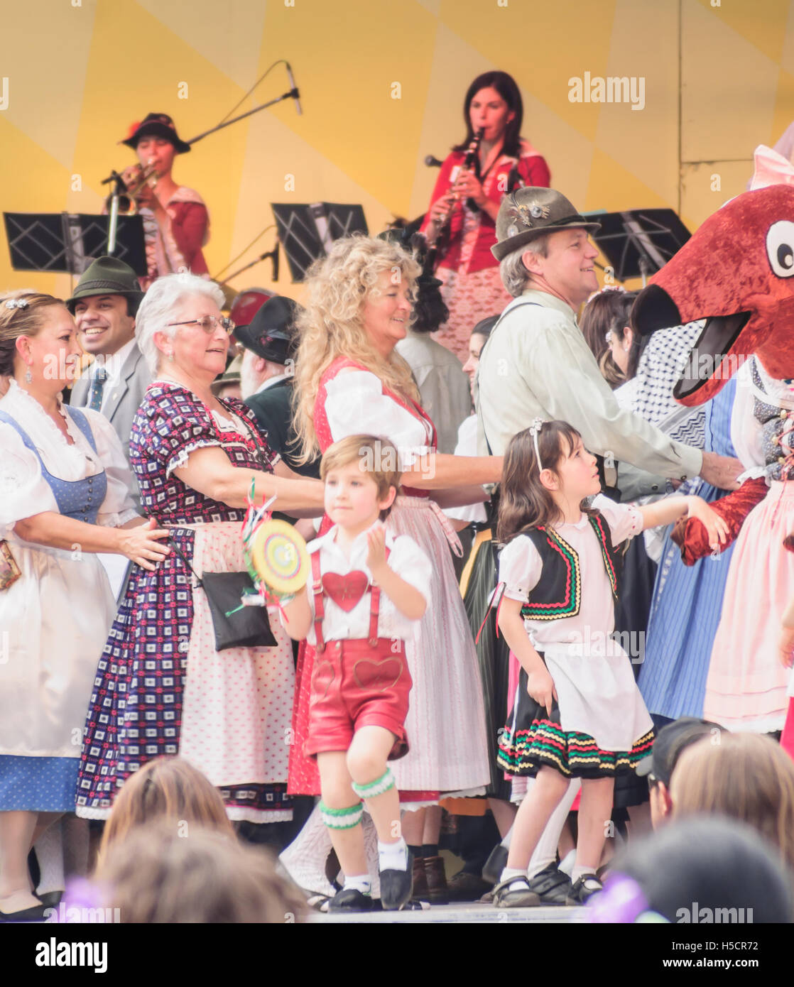 VILLA GENERAL BELGRANO - OCT 04, 2009 : Les personnes en costumes de danse festival de l'Oktoberfest, à Villa General Belgrano, Cordoba, un Banque D'Images