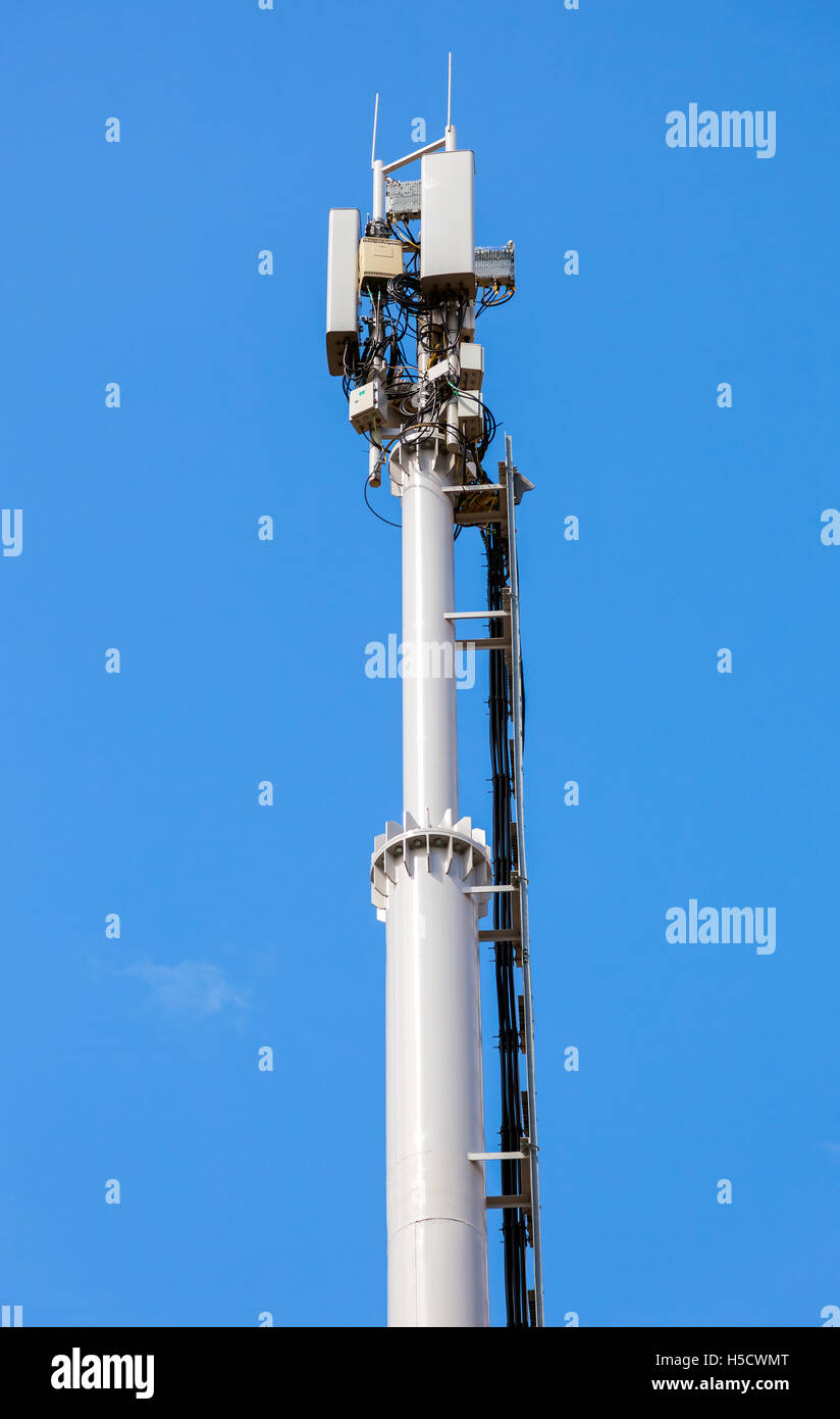 Tour de télécommunication pour les téléphones mobiles avec des antennes sur un ciel bleu. Fonction de distribution de téléphones mobiles contrat Banque D'Images