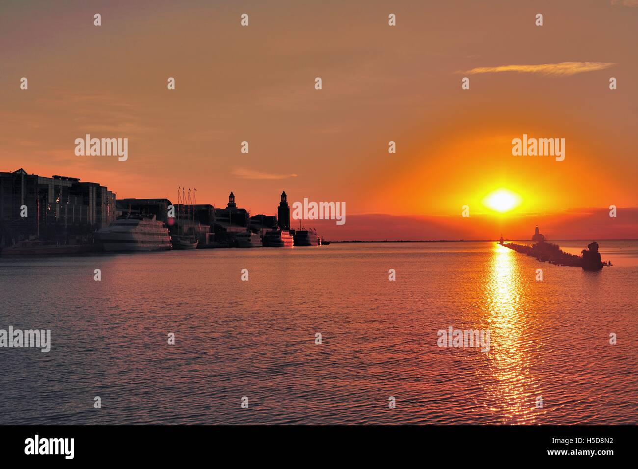 Bateaux amarrés à Chicago's Navy Pier à Chicago Harbour au lever du soleil sur un matin de fin d'été. Chicago, Illinois, USA. Banque D'Images