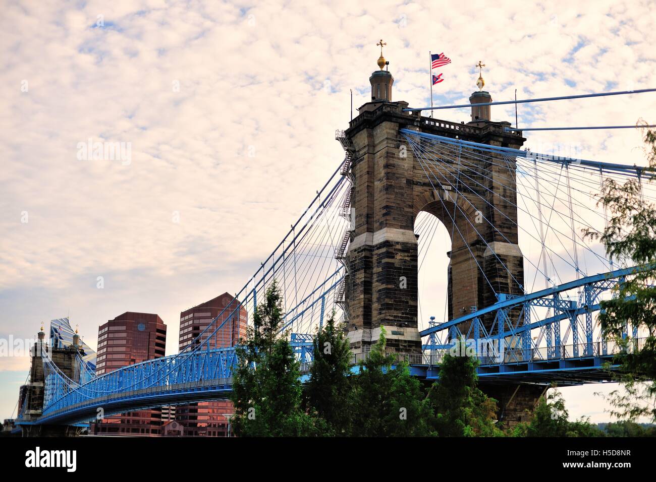 Le John A. Roebling Suspension Bridge enjambant la rivière Ohio entre Cincinnati, Ohio et Covington, Kentucky. Cincinnati, Ohio, USA. Banque D'Images