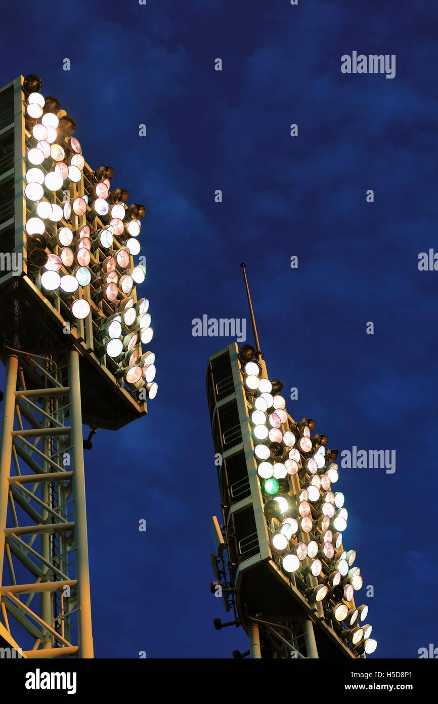Tours d'éclairage au Great American Ball Park, la maison pour les Reds de Cincinnati fournissent un éclairage pour un jeu de nuit. Cincinnati, Ohio, USA. Banque D'Images