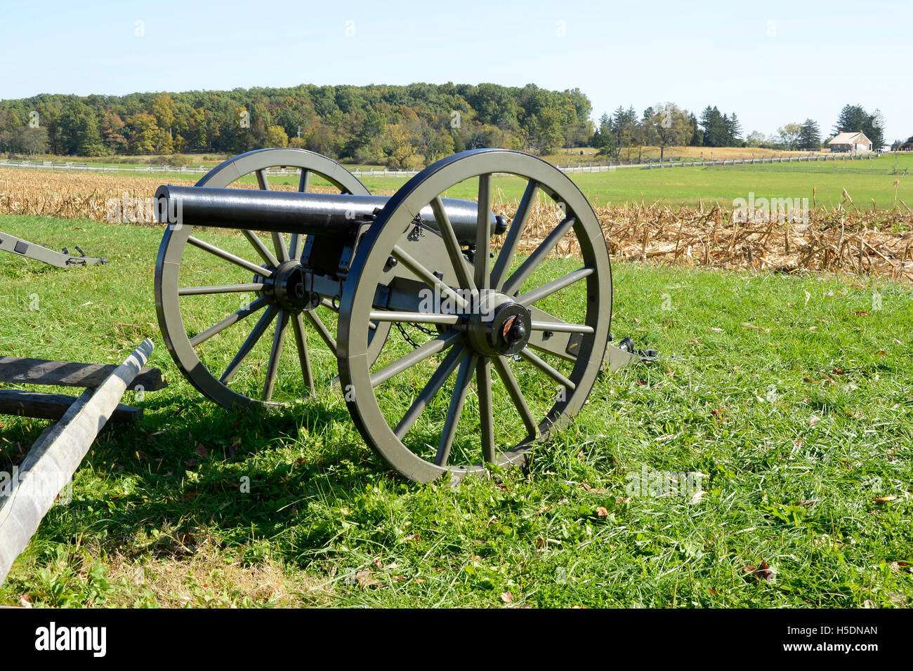 Cannon par un champ de maïs à Gettysburg en Pennsylvanie Banque D'Images