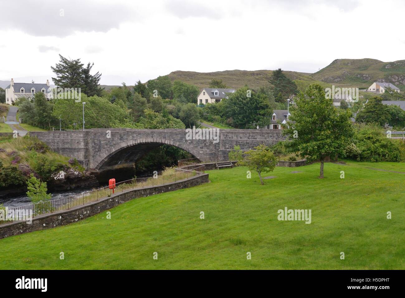 Pont sur la rivière de brebis au village de Poolewe, Wester Ross, Scotland, UK Banque D'Images