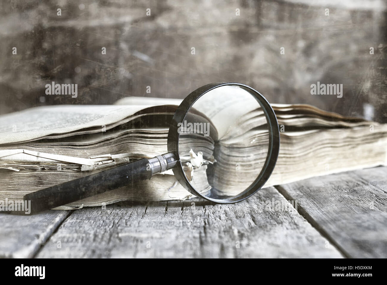 Vieux Raye Sur La Photo Effet Loupe Et Vieux Livre Photo Stock Alamy