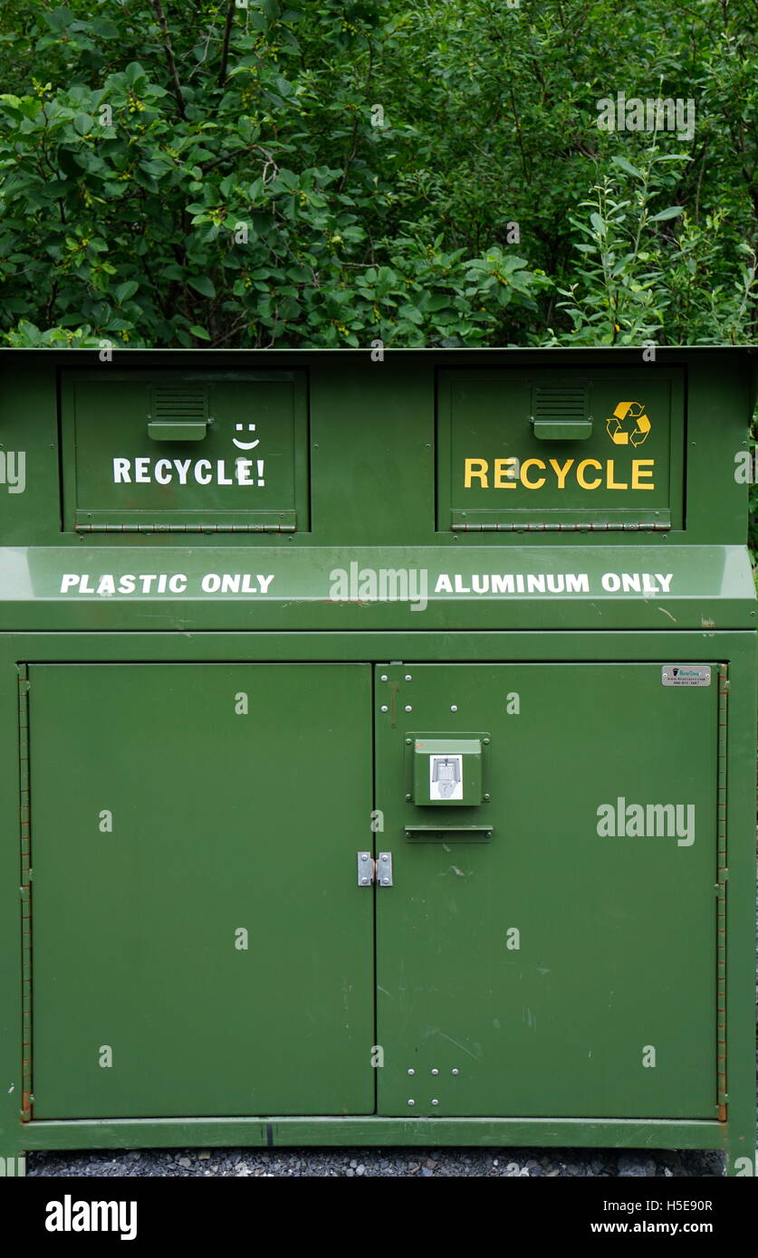 "Passer au vert" poubelles de recyclage dans le stationnement de l'Exit Glacier Nature Centre, Seward, Alaska Banque D'Images