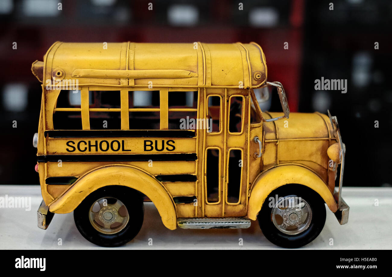 Old vintage toy bus Banque D'Images