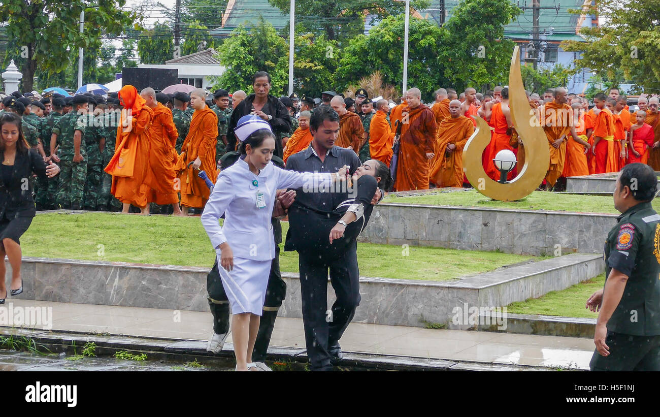 Krabi, Thaïlande. 19 octobre, 2016. Femme thaïlandaise faible au cours de la cérémonie de deuil du Roi Bhumibol Adulyadej à Krabi Province Hall le 19 octobre 2016 à Krabi, Thaïlande. Suphatthra Crédit : Chine/Alamy Live News Banque D'Images