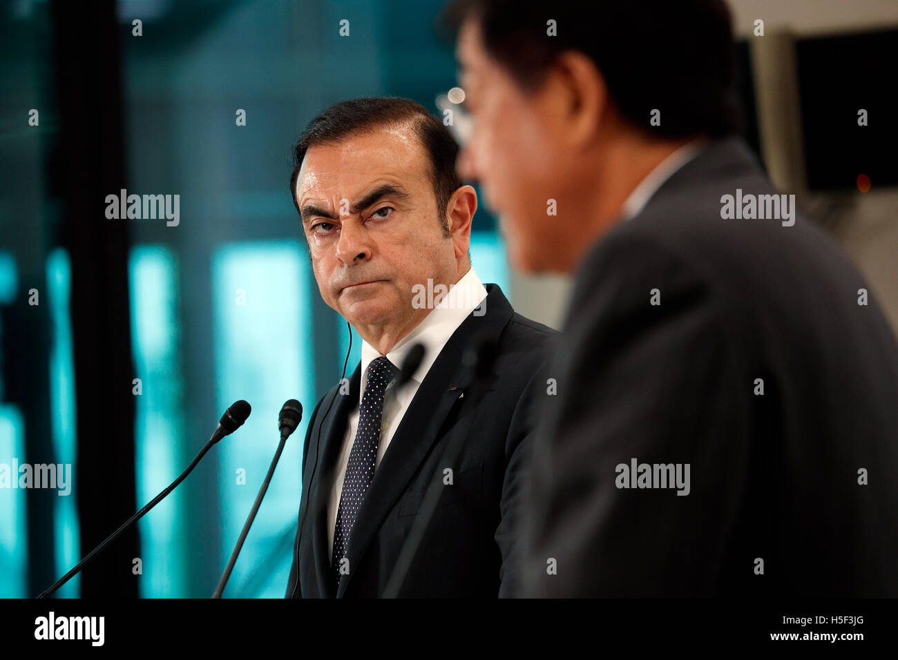 Tokyo, Japon. 20 octobre, 2016. (L à R) Carlos Ghosn, Président et chef de la direction de Nissan Motor Co., Ltd. et Osamu Masuko, Mitsubishi Motors Corporation (MMC) Président et chef de la Direction de la parole au cours d'une conférence de presse le 20 octobre 2016, Tokyo, Japon. Ghosn a annoncé que Nissan a complété l'acquisition d'un 34 % du capital de MMC pour 237 milliards de yens, de devenir son principal actionnaire. Credit : Rodrigo Reyes Marin/AFLO/Alamy Live News Banque D'Images