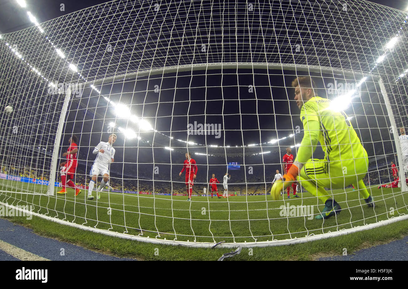 Kiev, Ukraine. 19 octobre, 2016. Ederson gardien de Benfica en action pendant l'UEFA Champions League match contre FC Dynamo Kiev à NSC Olimpiyskyi stadium à Kiev, Ukraine. Crédit : Oleksandr Prykhodko/Alamy Live News Banque D'Images