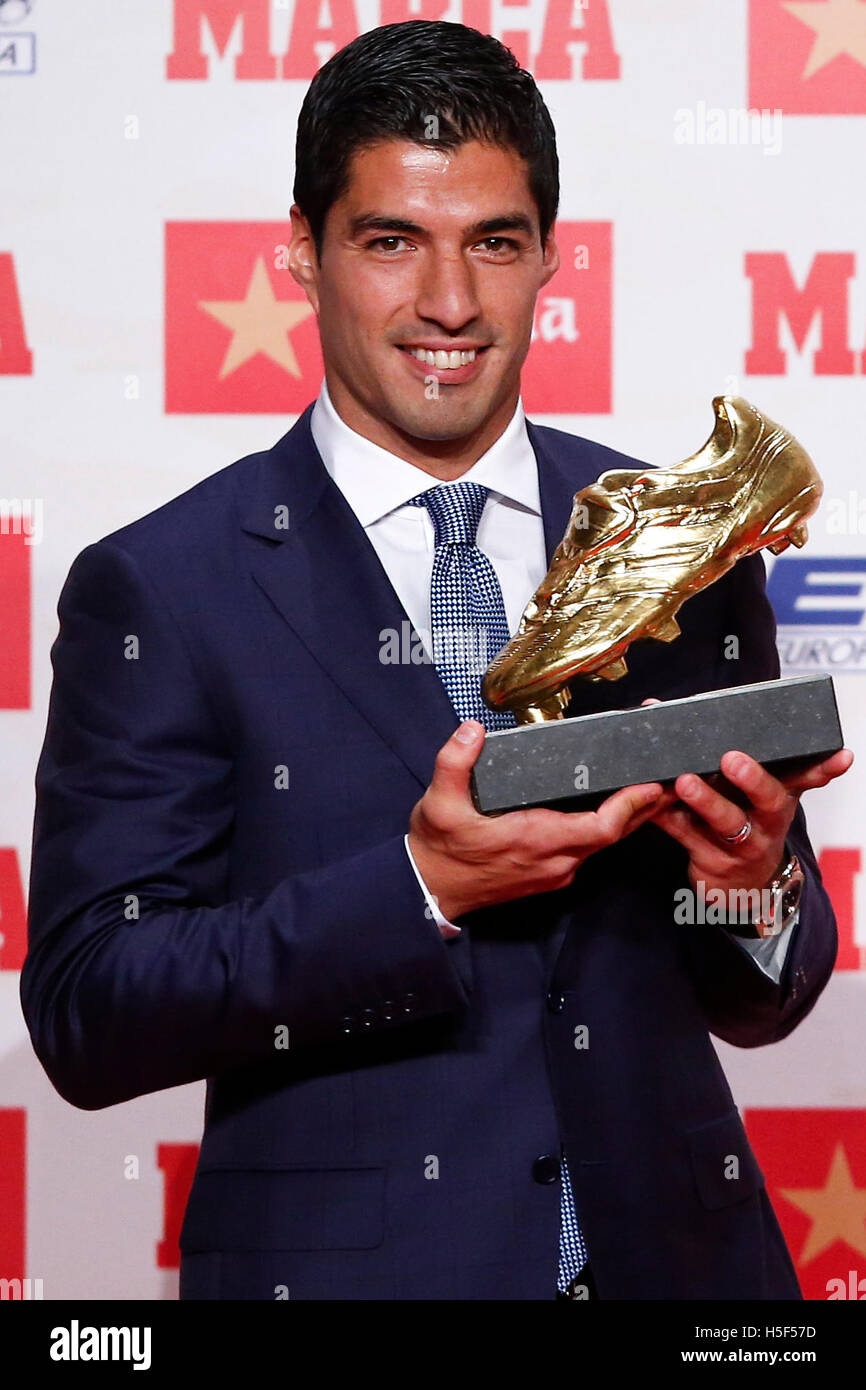 Barcelone, Espagne. 20 Oct, 2016. Barcelone, Luis Suarez pose avec le trophée d'or à Barcelone, Espagne, Octobre 20, 2016. Luis Suarez remporte le trophée après score 40 buts en Europe's ligues la saison dernière. Credit : Pau Barrena/Xinhua/Alamy Live News Banque D'Images