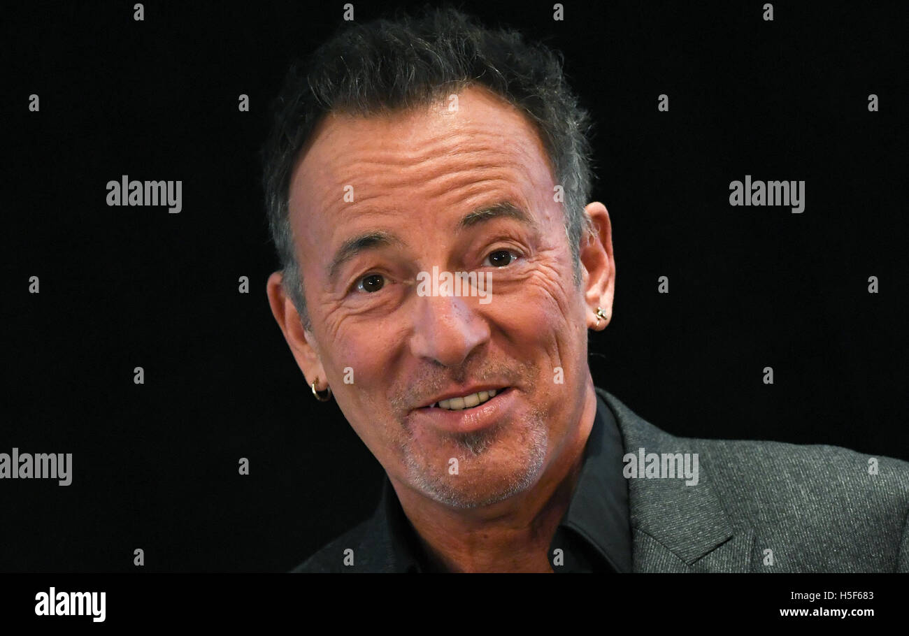 Francfort, Allemagne. 20 octobre, 2016. Musicien de rock américain Bruce Springsteen pendant un appel Appuyez sur au Salon du livre de Francfort à Francfort/Main, Allemagne, 20 octobre 2016. Pendant le salon du livre, il a parlé de son auto biographie 'Born to run'. Dpa : Crédit photo alliance/Alamy Live News Banque D'Images