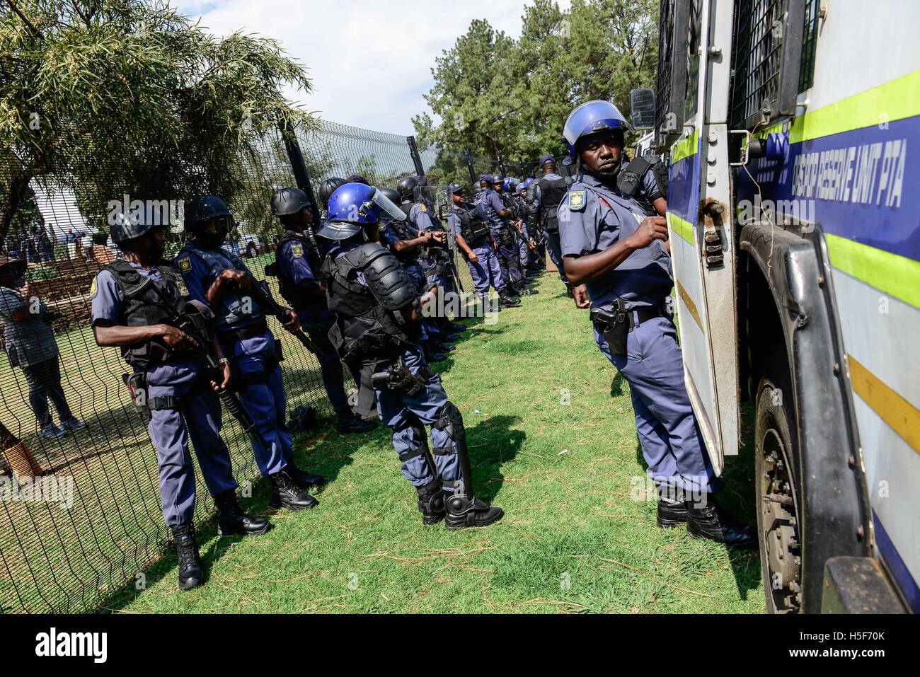 Pretoria, Pretoria. 20 Oct, 2016. Les fonctionnaires de police de se tenir en face de la clôture à l'extérieur de l'Union Buildings, le siège officiel de l ?gouvernement d'Afrique du Sud, à Pretoria, le 20 octobre 2016. La dernière vague de manifestations étudiantes a continué pendant des semaines puisque les universités ont reçu le feu vert par le gouvernement le mois dernier d'augmenter les frais de scolarité, à condition qu'elle ne dépasse pas 8  %. ?Les élèves demandent à zéro pour cent de l'augmentation des taxes et en appuyant sur le parti, le Congrès national africain à tenir sa promesse de fournir une éducation gratuite en 2016. © Zhai Jianlan/Xinhua/Alamy Live News Banque D'Images