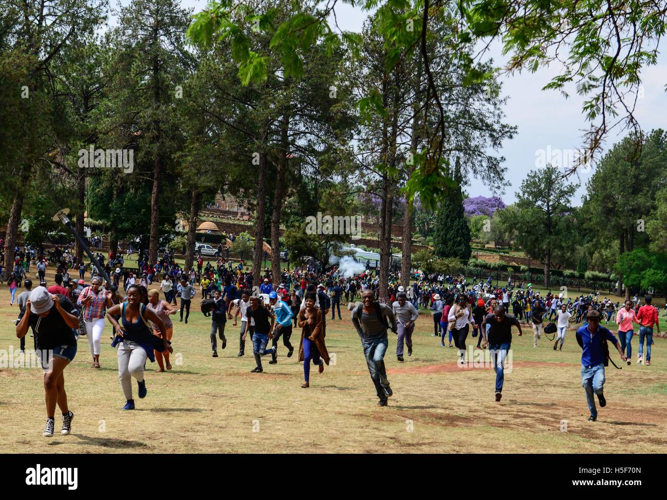 (161020) -- PRETORIA, 20 octobre 2016 (Xinhua) -- les étudiants du collège protestant s'enfuient comme des fonctionnaires de police fire des gaz lacrymogènes à l'extérieur de l'Union Buildings, le siège officiel de l ?gouvernement d'Afrique du Sud, à Pretoria, le 20 octobre 2016. La dernière vague de manifestations étudiantes a continué pendant des semaines puisque les universités ont reçu le feu vert par le gouvernement le mois dernier d'augmenter les frais de scolarité, à condition qu'elle ne dépasse pas 8  %. ?Les élèves demandent à zéro pour cent de l'augmentation des taxes et en appuyant sur le parti, le Congrès national africain à tenir sa promesse de fournir une éducation gratuite d'ici 2016. ?(Xin Banque D'Images