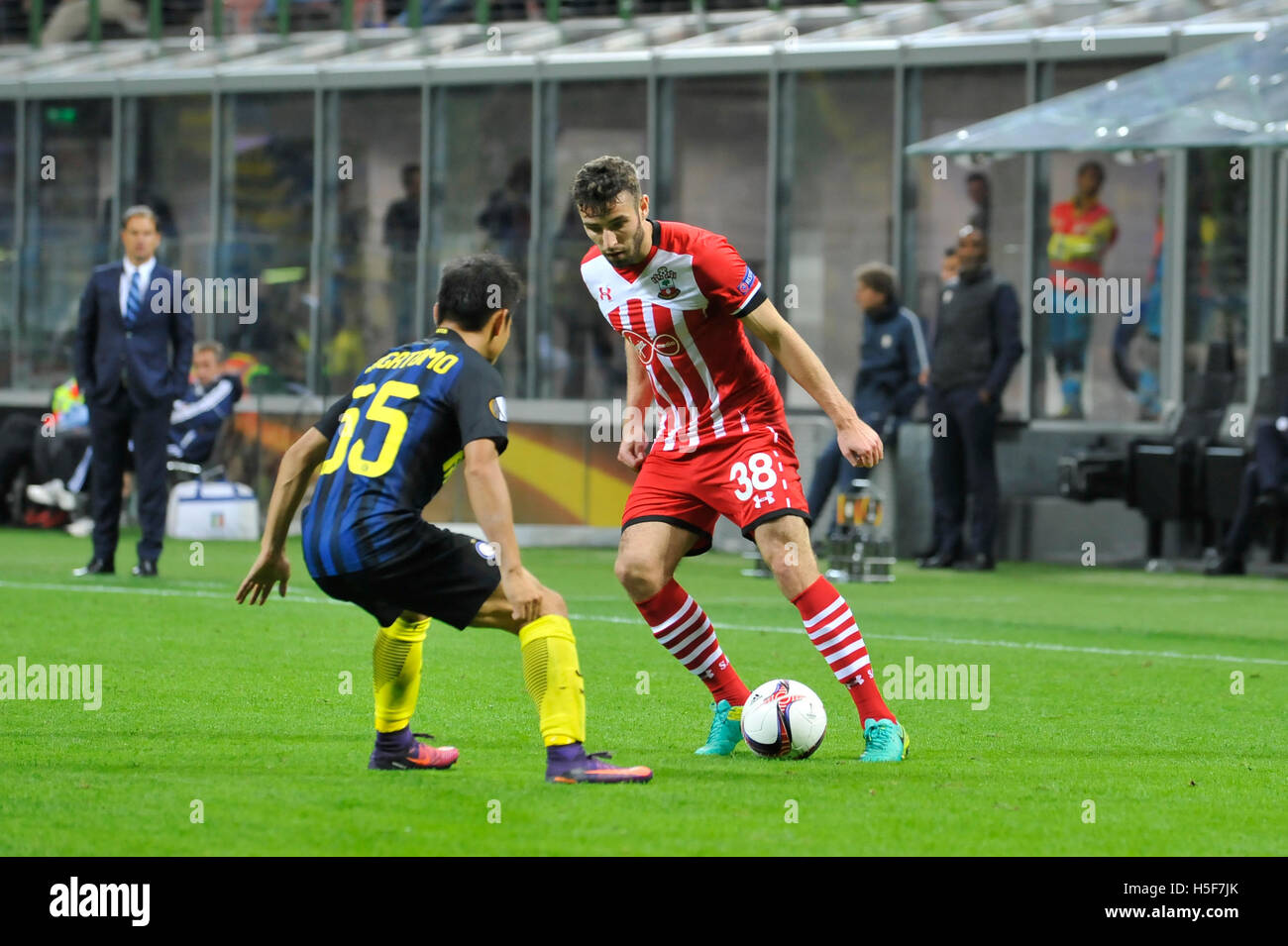 Milan, Italie. 20 Oct, 2016. Sam McQueen de Southampton FC prend Nagatomo (Milan) au cours de la Ligue Europa correspondre entre Internazionale Milan et de Southampton à San Siro à Milan, Italie. Credit : Action Plus Sport/Alamy Live News Banque D'Images