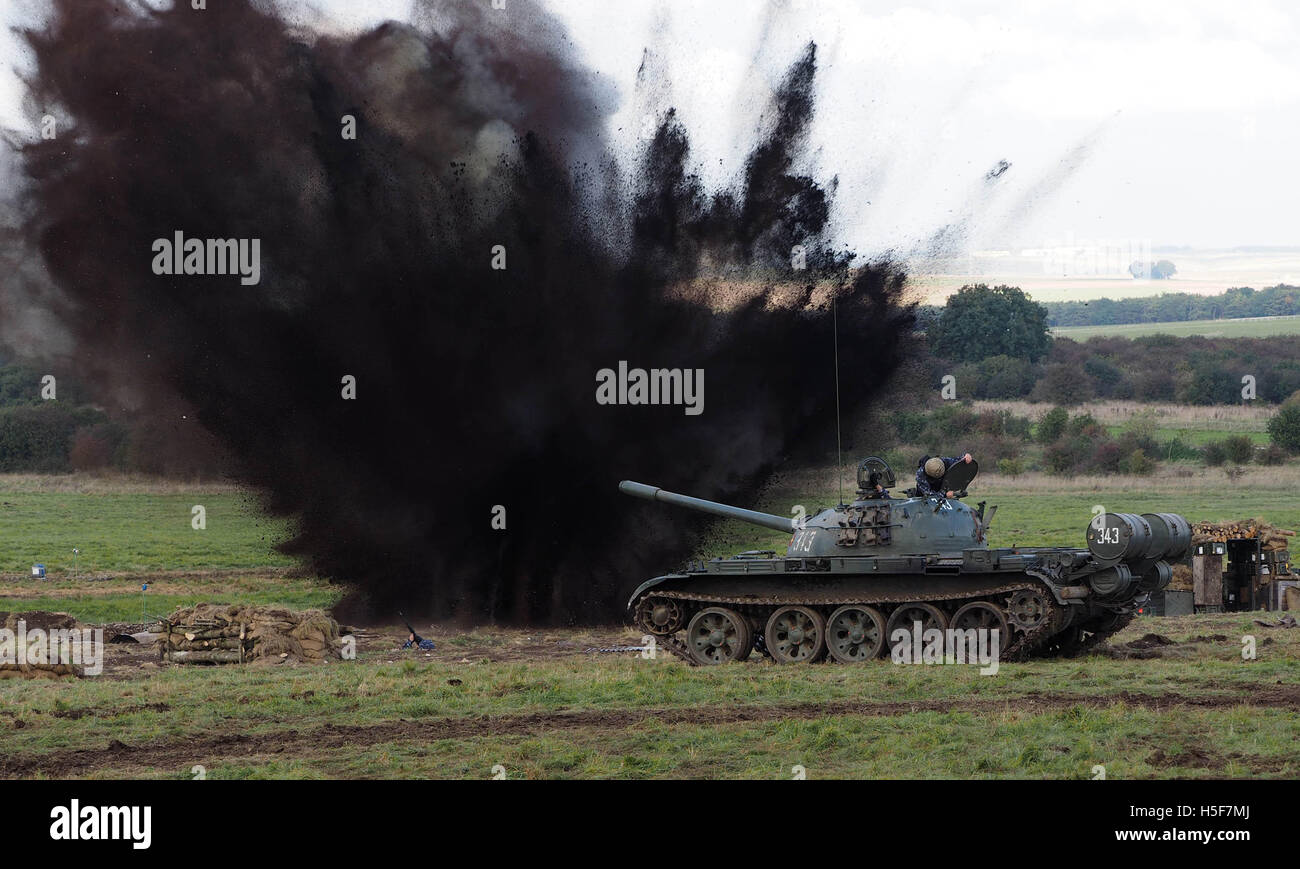 Salisbury, Wiltshire, Royaume-Uni. 20 octobre, 2016. L'armée britannique dans les appels d'effets spéciaux Hollywood 'entreprise Event Horizon' pour faire une démonstration à l'air encore plus réaliste pour 500 VIP's dans la plaine de Salisbury aujourd'hui (jeudi) . Le Régiment Mercie mis sur le feu avec l'affichage des unités supplémentaires de la RAF et l'aviation de l'armée avec deux hélicoptères Apache engagent également dans. Réservoirs Challenger et guerrier lutte véhicules étaient en action contre un ennemi imaginaire qui a été à l'aide d'anciens chars russes. Credit : Dorset Media Service/Alamy Live News Banque D'Images