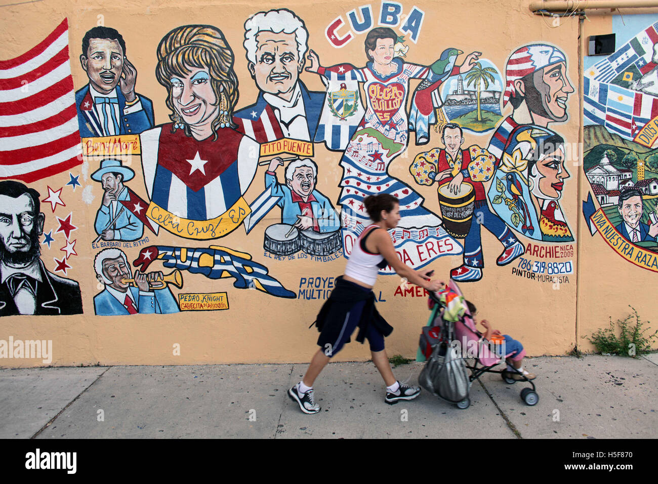 Miami, Floride, USA. Jan 11, 2011. Colorful wall mural graffiti dans la communauté de l'influence de Cuba la petite havane. Little Havana (La Pequena Habana) est un quartier au sein de la ville de Miami. La maison à beaucoup de résidents immigrés cubains. Little Havana est noté comme un centre social, culturel et politique dans l'activité de Miami, connu pour ses repères, y compris de Calle Ocho c'est sans doute le meilleur quartier connu pour les Cubains exilés dans le monde, et que la capitale culturelle et politique du peuple cubain d'Américains. Caractérisée par une solide vie de la rue, d'excellents restaurants, des activités culturelles, c cubain Banque D'Images