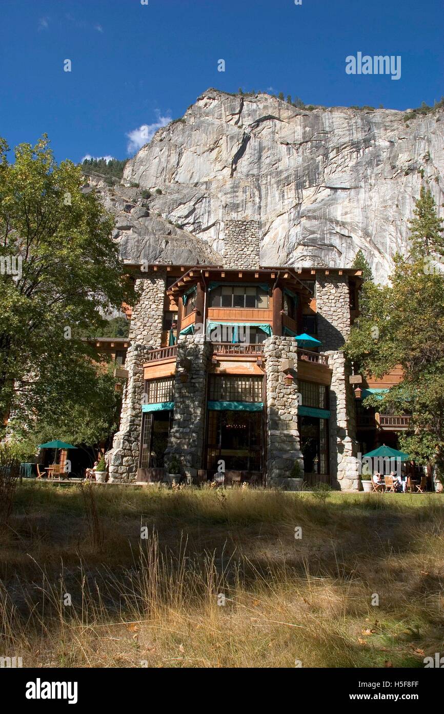 Nov 27, 2005 ; Yosemite, CA, USA ; l'Ahwahnee est un immense hôtel de luxe situé dans le Parc National de Yosemite dans un pré sur le plancher de la vallée Yosemite. Il a été conçu par l'architecte Gilbert Stanley Underwood qui a conçu l'établissement lodges at Zion et Bryce Parcs Nationaux, et la rive nord du Grand Canyon. Il a été achevé en 1927. Yosemite National Park est près de 1 200 milles carrés de terres sauvages pittoresque mis de côté en 1890 par John Muir pour préserver la gamme du centre de la Sierra Nevada. Le parc est désert, alpine 3 bosquets de séquoias géants et de Yosemite Valley. Appelé "l'Incomparable, la vallée de Yosemite ' Banque D'Images