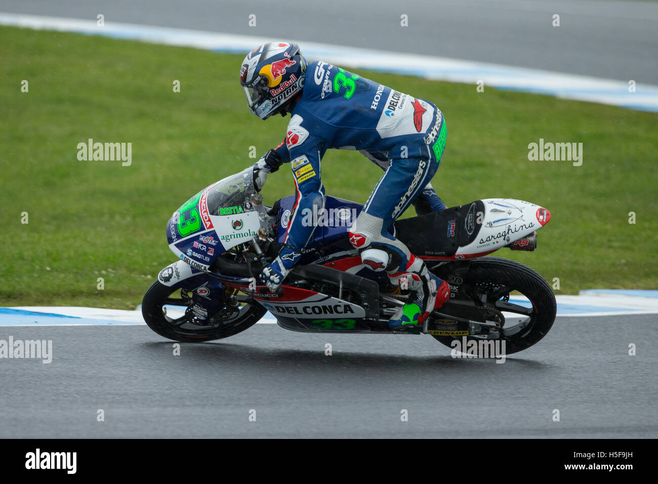 Enea Bastianini s'écrase lors d'un wet essais libres vendredi à Phillip Island dans la catégorie Moto3. Banque D'Images