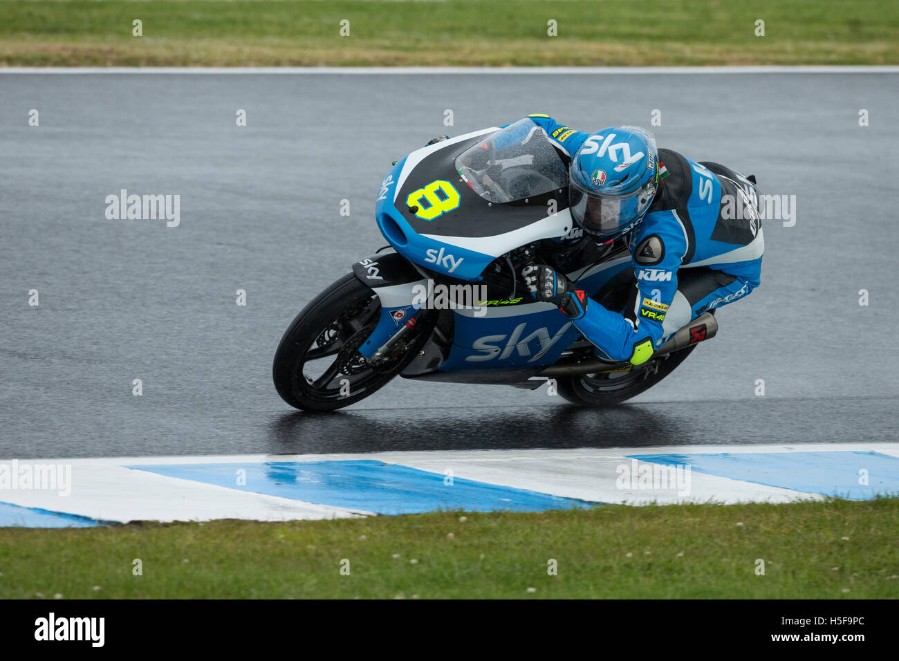 Phillip Island, Australie. 21 octobre, 2016. Moto 3. La pratique libre n° 1. Nicolo Bulega, SKY Racing Team VR 46. Bulega rider a été le plus rapide sur la piste humide et venteux dans une séance d'essais libres. Credit : Russell Hunter/Alamy Live News Banque D'Images