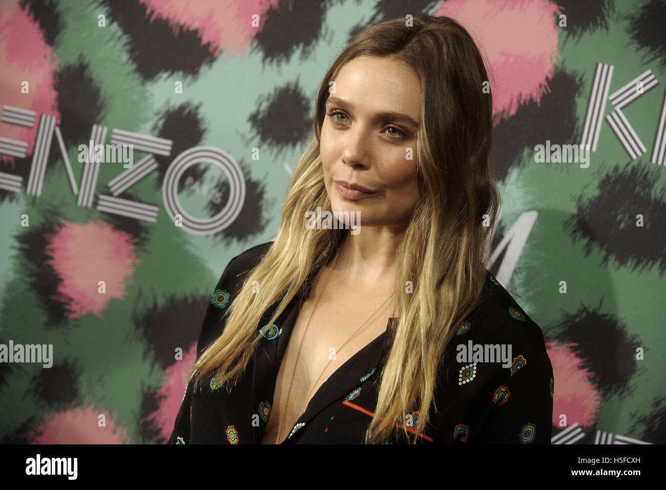 La ville de New York. 19 Oct, 2016. Elizabeth Olsen participe à la Kenzo X H&M fashion show à l'intérieur au quai 36 le 19 octobre 2016 dans la ville de New York. | Verwendung weltweit/alliance Photo © dpa/Alamy Live News Banque D'Images