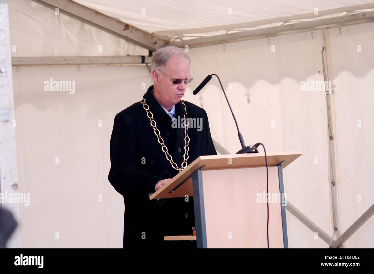 Tynemouth, UK. 21 Oct, 2016. Le président du Conseil, David North Tyneside McGarr, parlant au congrès annuel à toast Seigneur Collingwood. Il a eu lieu à Collingwood's monument surplombant la rivière Tyne à Tynemouth, à midi, le temps que le premier coup a été tiré lors de la bataille de Trafalgar. Crédit : Colin Edwards/Alamy Live News Banque D'Images