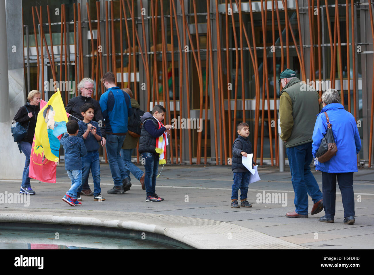 Edinburgh, Royaume-Uni. 21 octobre 2016. Les membres du public rassembler à l'extérieur du Parlement écossais à Édimbourg, l'aviation turque manifeste de villages bombardés à Al Sahba. Pako Mera/Alamy Live News Banque D'Images