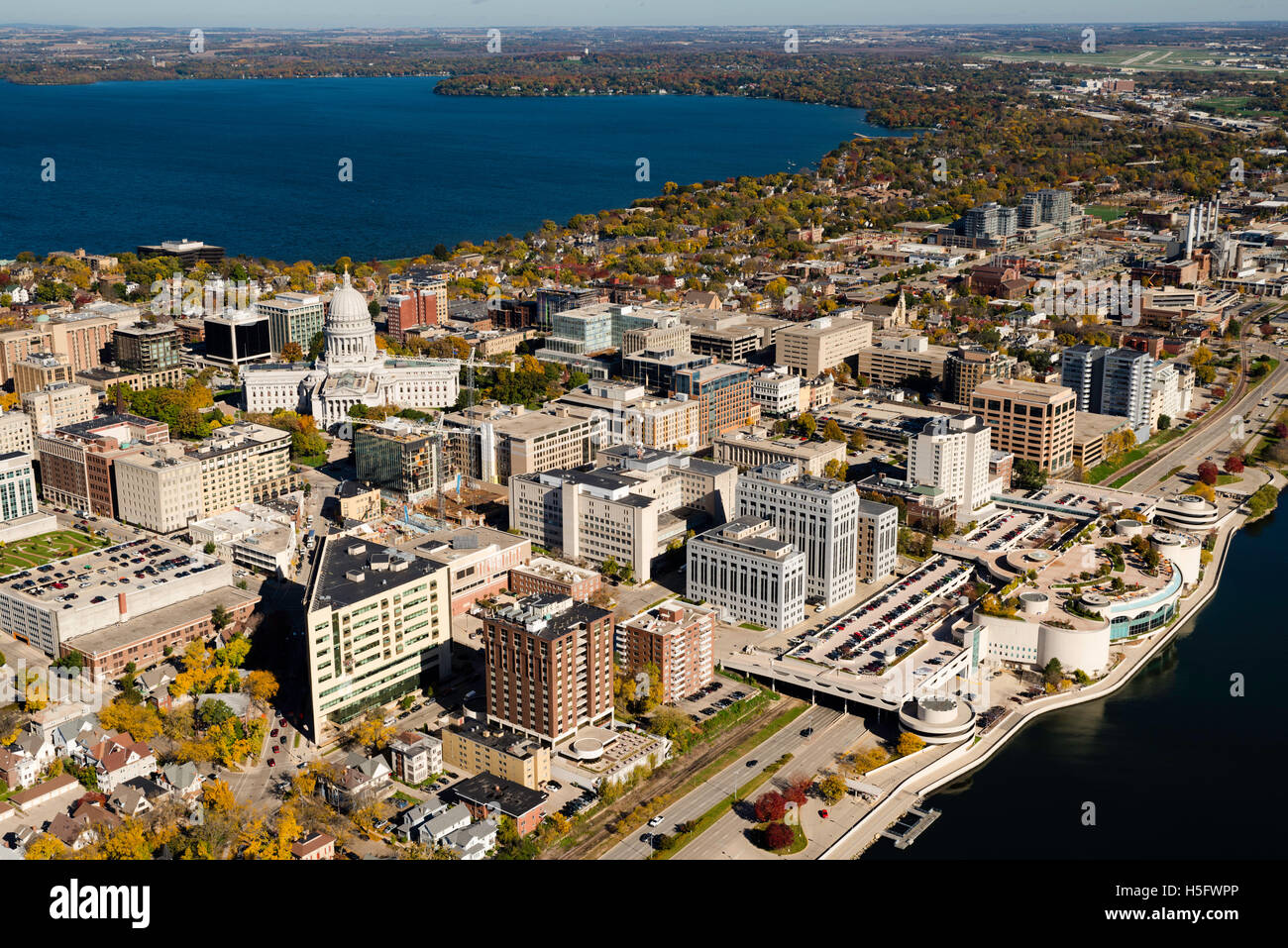 Une vue aérienne de Madison, Wisconsin, la capitale de l'Etat, et l'Isthme, entouré de lacs Mendota (ci-dessus) et Monona (ci-dessous) Banque D'Images