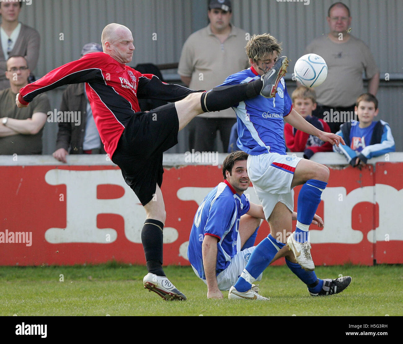 Chris Whelpdale de Billericay sur l'extrémité de réception de certains coups de pied par Kevin Mully - Billericay Town vs East Thurrock United - Ryman League Premier Division à nouveau Lodge - 09/04/07 Banque D'Images