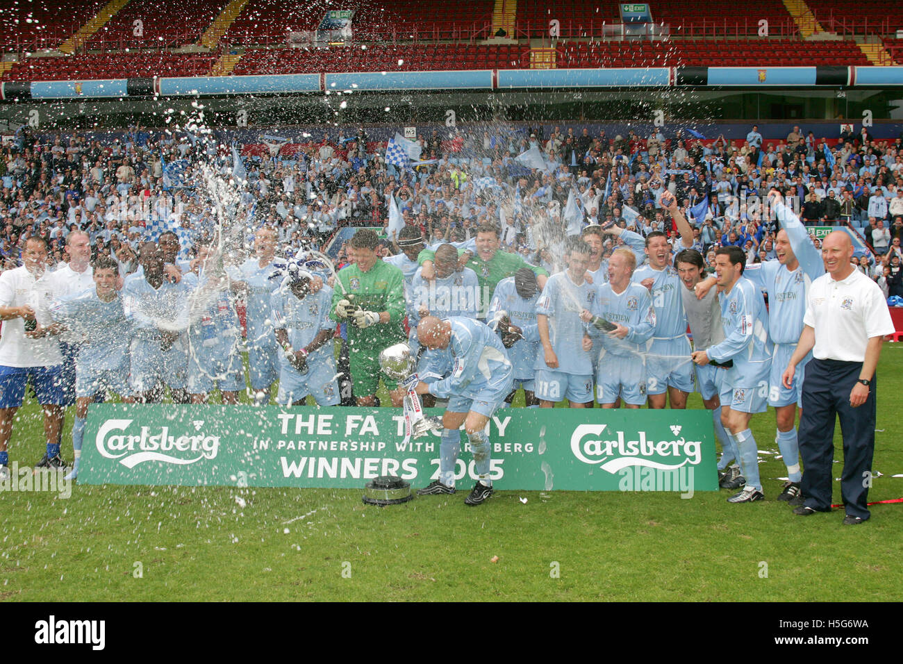 Grays Athletic 1 Hucknall Town 1 - FA Carlsberg en finale du Trophée à Villa Park, Birmingham - 22/05/05 - Trophée FA décroche le gris dans une palpitante penalty shoot-out compétition à Aston Villa Football Club Banque D'Images