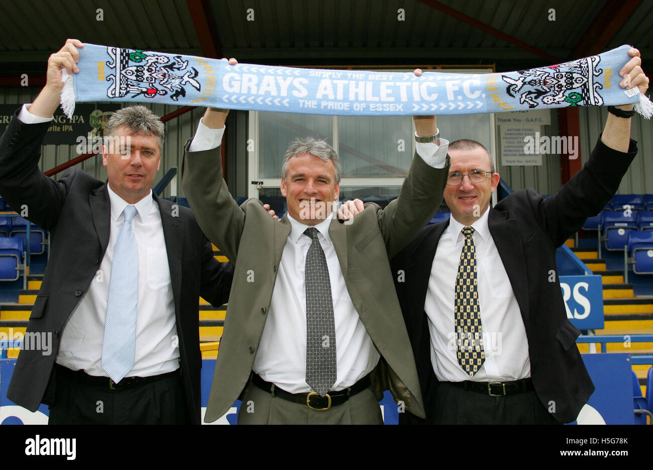 De L À R - Gerry Murphy (directeur adjoint), Frank Gray (Manager) et Steve Snelling (Physio) - Grays Athletic Football Club - 25/05/06 Banque D'Images