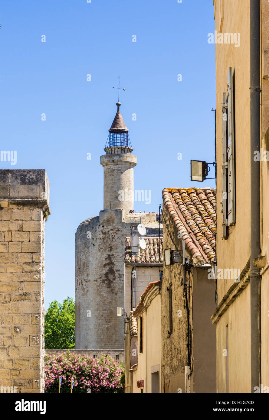 Vues à travers le village médiéval en direction de la Tour de Constance, Aigues Mortes, Nîmes, Gard, l'Occitanie, région de France Banque D'Images