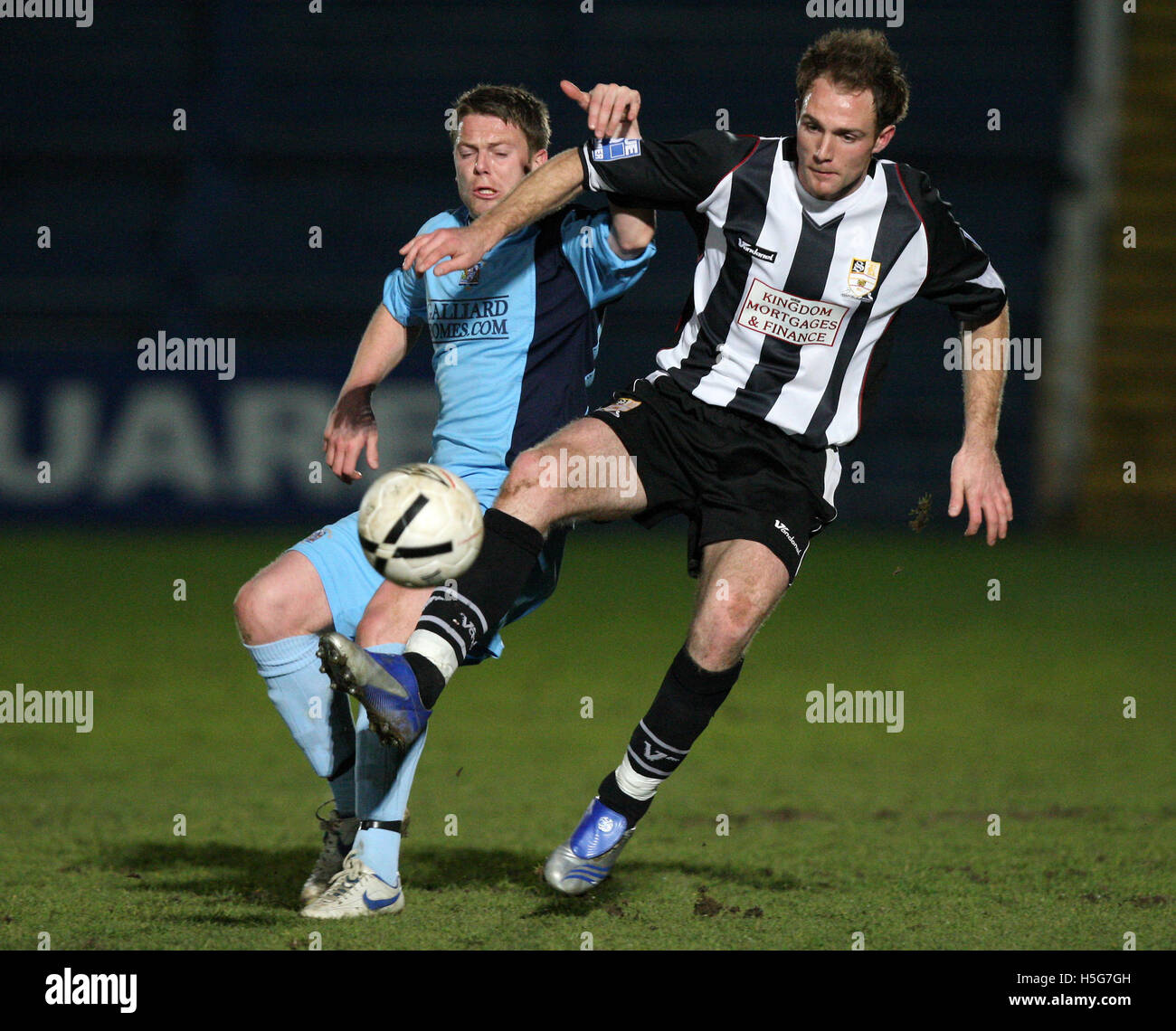 Adam brut des Grays (à gauche) et Nick Wellecombe de Stafford - Grays Athletic vs Stafford Rangers - Blue Square Premier au nouveau loisir - 01/04/08 Banque D'Images