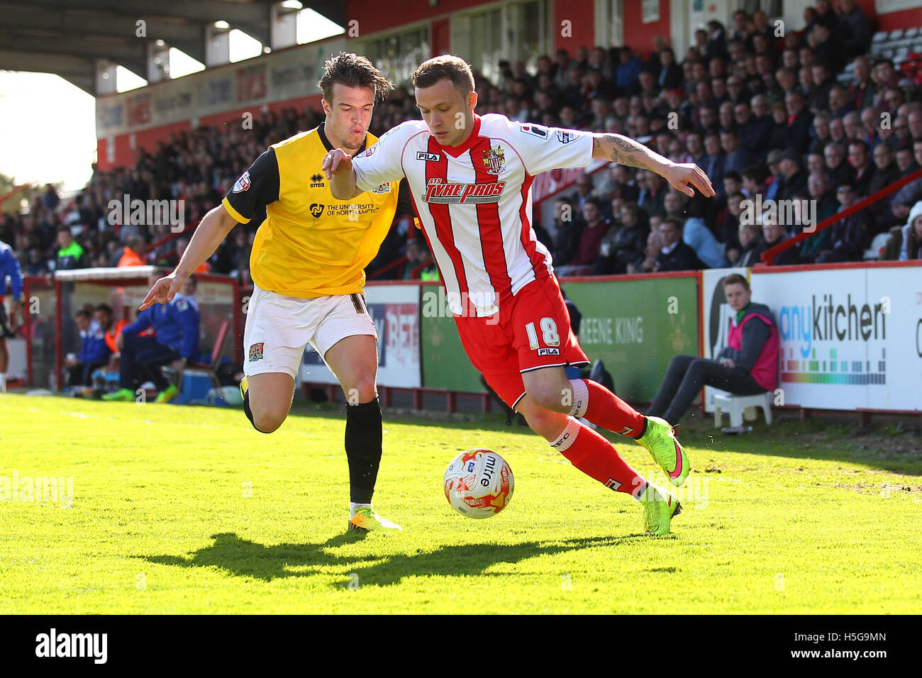 Parrett Dean de Stevenage et James Gray de Northampton Town - Stevenage vs Northampton Town - Sky Bet une ligue de football à l'Lamex Stadium, Broadhall Way, Stevenage - 11/04/15 Banque D'Images