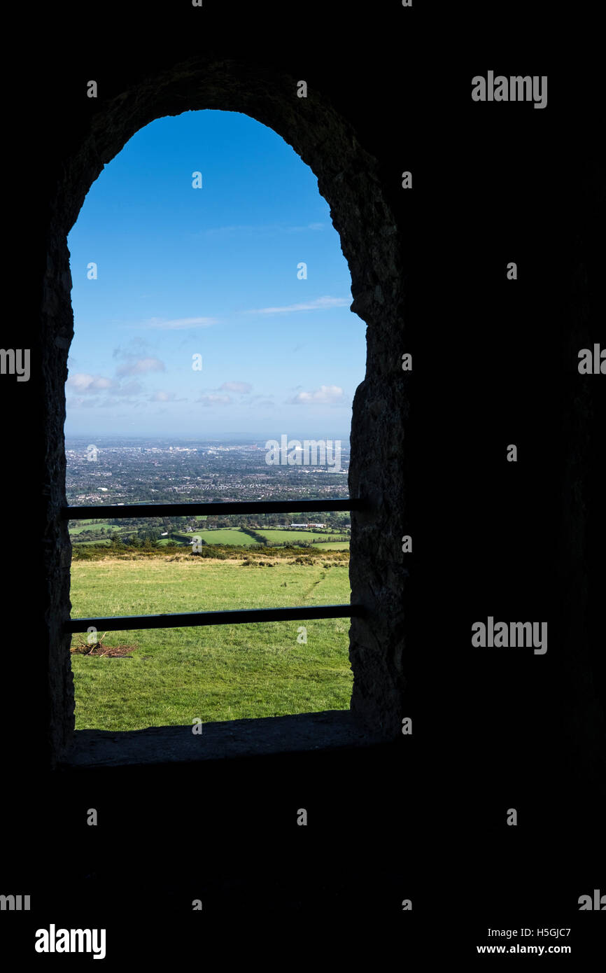 Vue à travers une fenêtre de l'Hellfire Club sur Montpelier Hill à Tallaght, dans la banlieue de Dublin, Irlande Banque D'Images