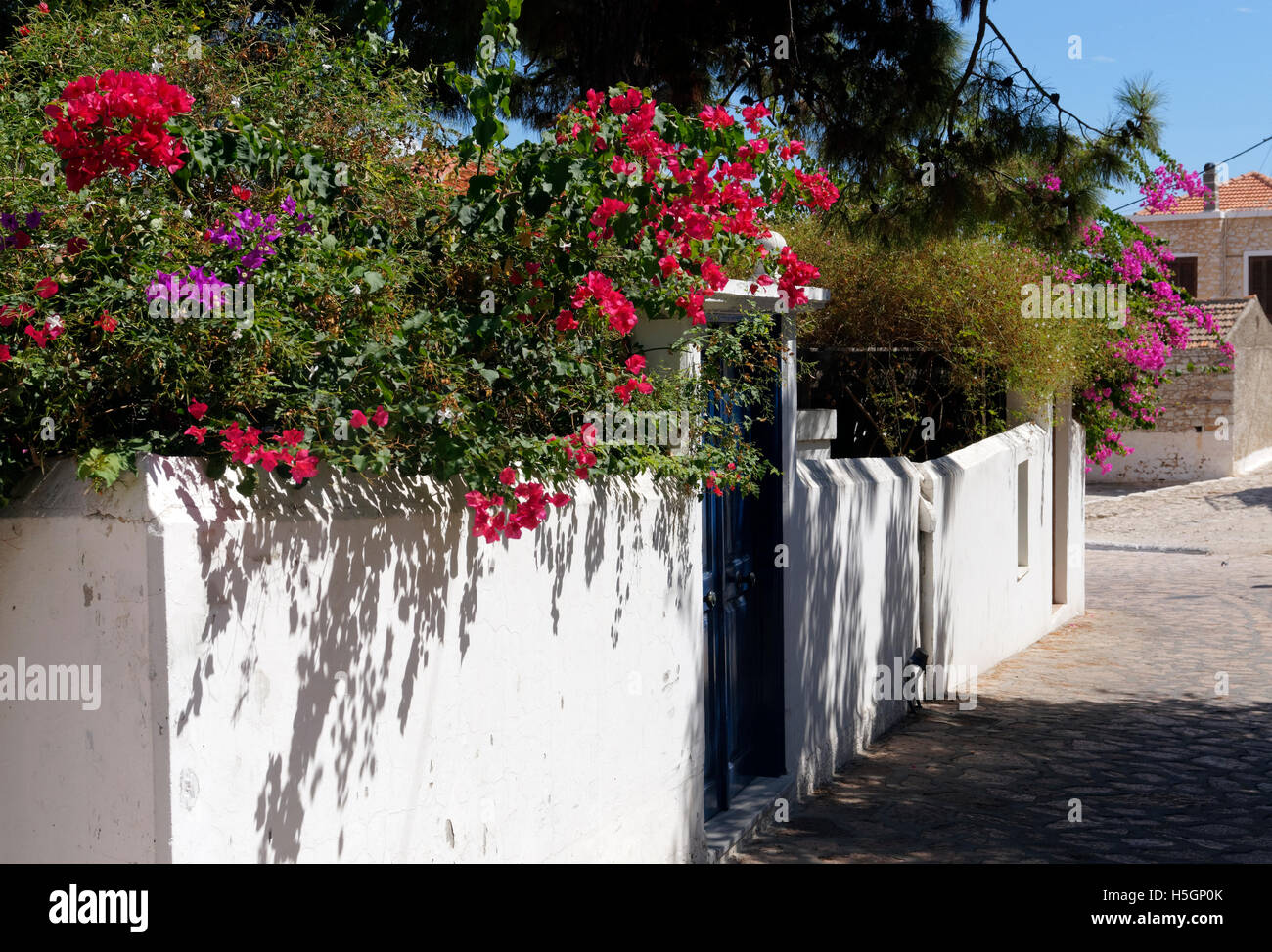 Village d'Emborio, Chalki île près de Rhodes, Dodécanèse, Grèce. Banque D'Images