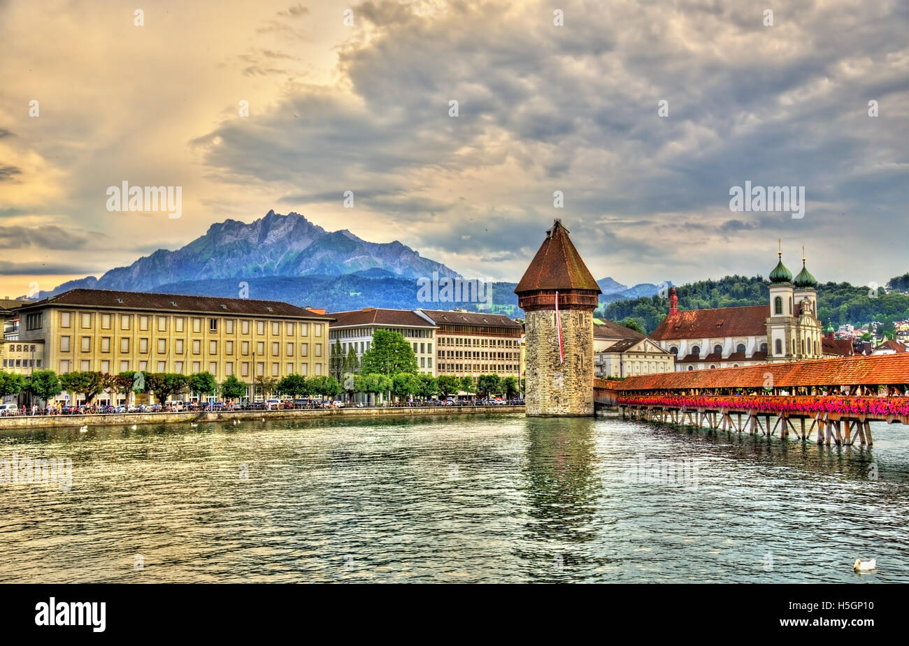 Pont de la chapelle et château d'eau à Luzern, Suisse Banque D'Images