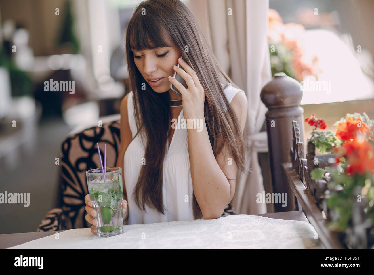 fille avec téléphone Banque D'Images