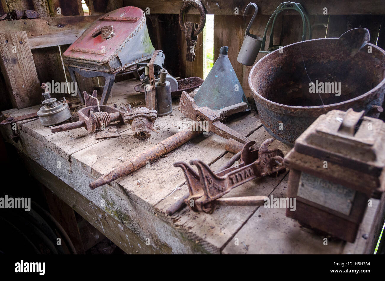 Vieux outils de l'atelier établi, Reikorangi, Waikanae, Wellington, Île du Nord, en Nouvelle-Zélande. Banque D'Images