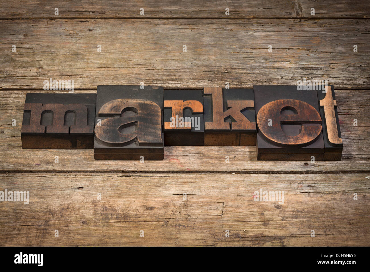 Marché, mot écrit avec la typographie vintage blocks sur fond de bois rustique Banque D'Images