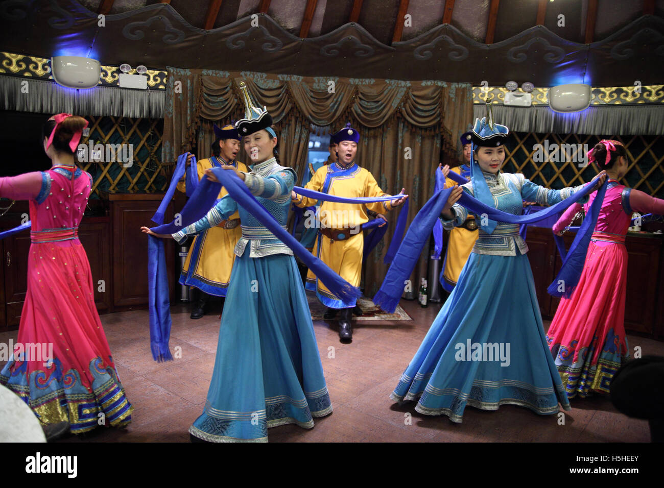Mongolian danseurs et chanteurs, hommes et femmes, porter des costumes mongols et effectuer pour les clients du restaurant 99 yourtes mongoles. Beijing, Chine. Banque D'Images