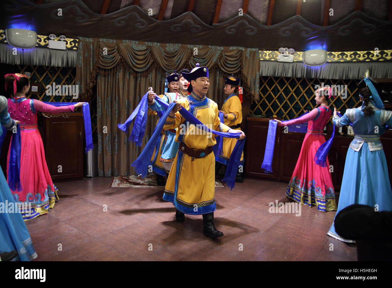 Mongolian danseurs et chanteurs, hommes et femmes, porter des costumes mongols et effectuer pour les clients du restaurant 99 yourtes mongoles. Beijing, Chine Banque D'Images