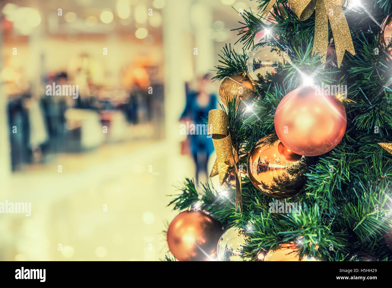 Arbre de Noël avec décoration en or shopping mall.soldes de Noël au centre  d'achat. Arbre de Noël élégant Photo Stock - Alamy