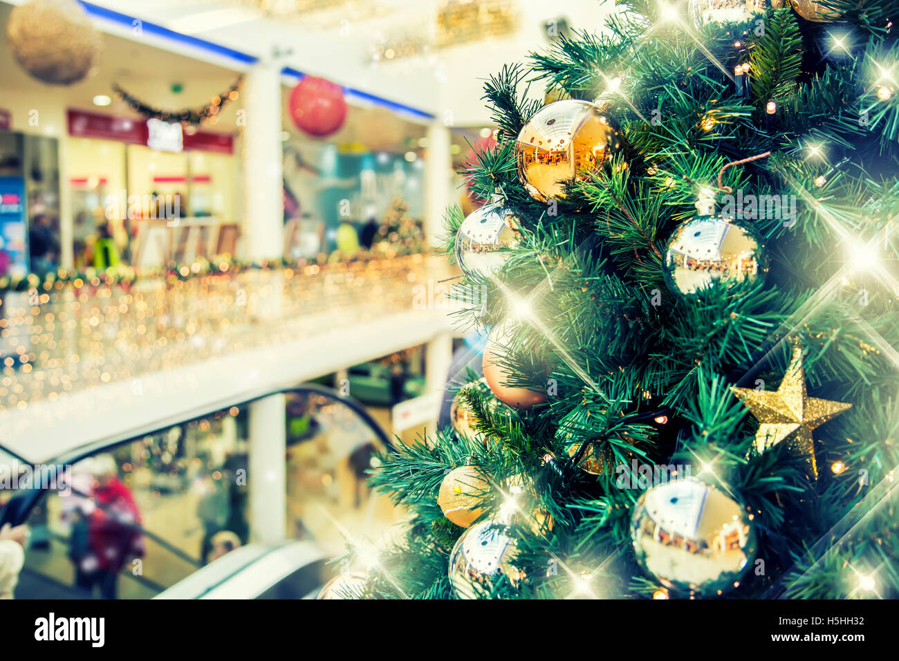 Arbre de Noël avec décoration en or shopping mall.soldes de Noël au centre  d'achat. Arbre de Noël élégant Photo Stock - Alamy