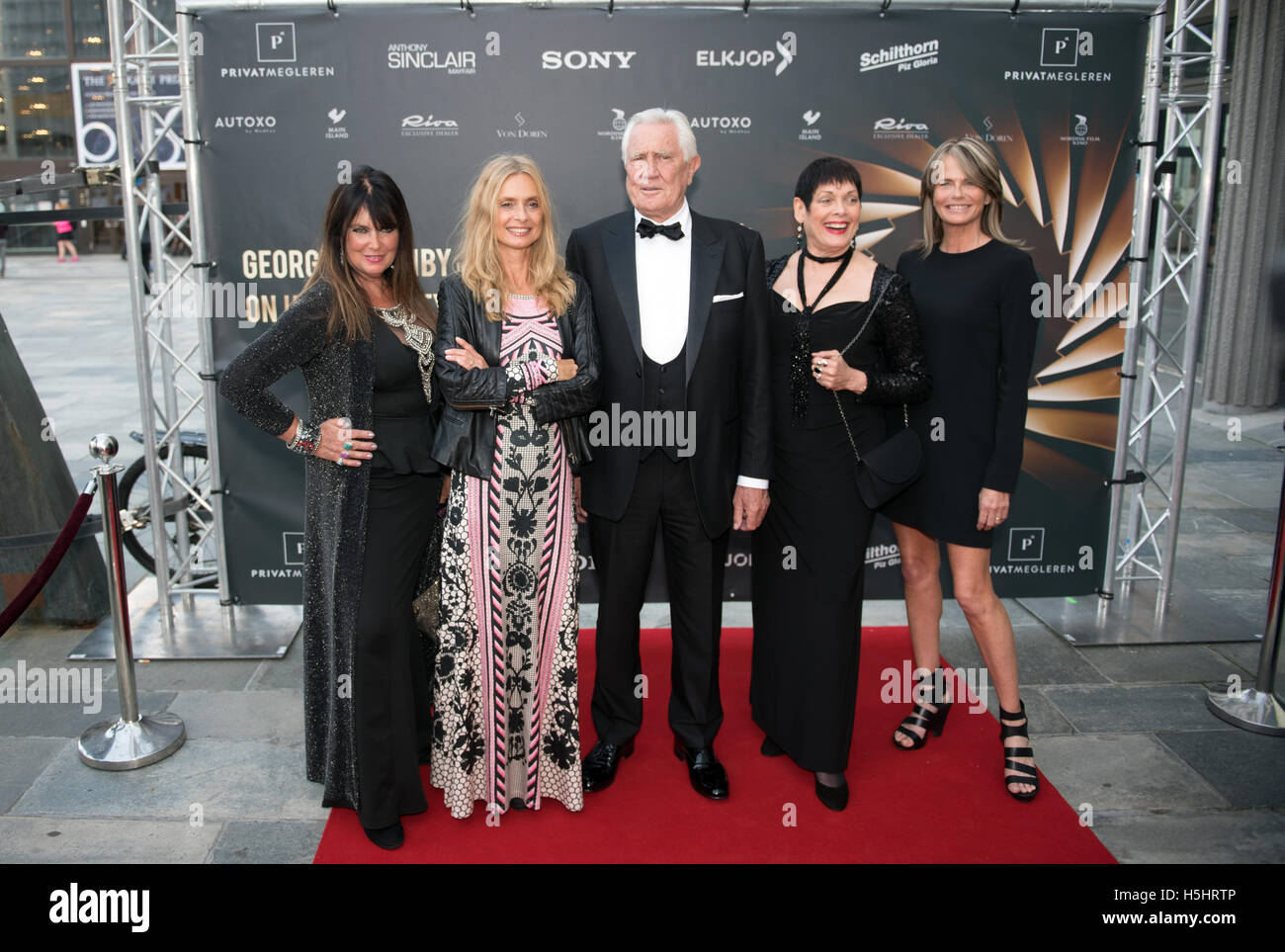 Acteur de James Bond australien George Lazenby et les quatre 'James Bond girls' à un premier ministre à Oslo. Banque D'Images