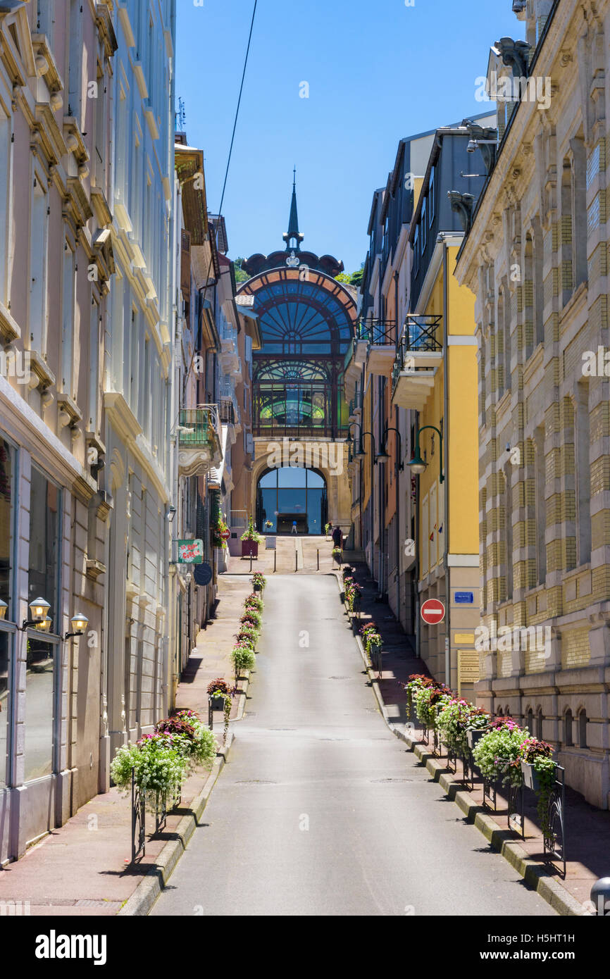 En regardant vers l'Art Nouveau bâtiment chambre pompe Cachat abrite maintenant une salle d'exposition d'Evian, Évian-les-Bains, France Banque D'Images