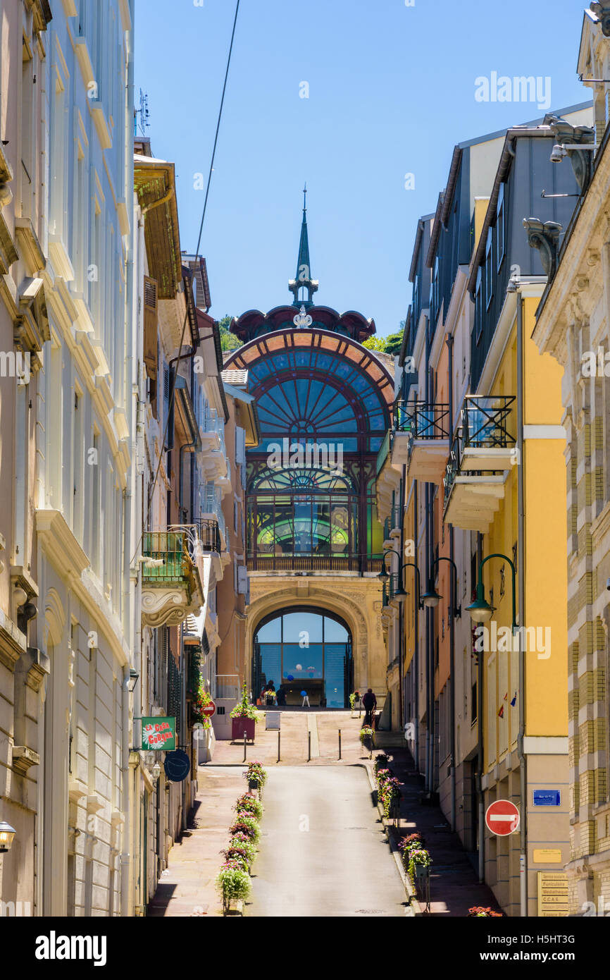 En regardant vers l'Art Nouveau bâtiment chambre pompe Cachat abrite maintenant une salle d'exposition d'Evian, Évian-les-Bains, France Banque D'Images