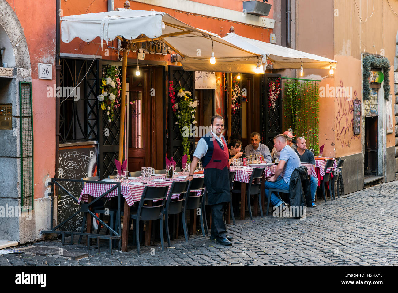 Les touristes assis devant un bar de quartier de Trastevere, Rome, Latium, Italie Banque D'Images