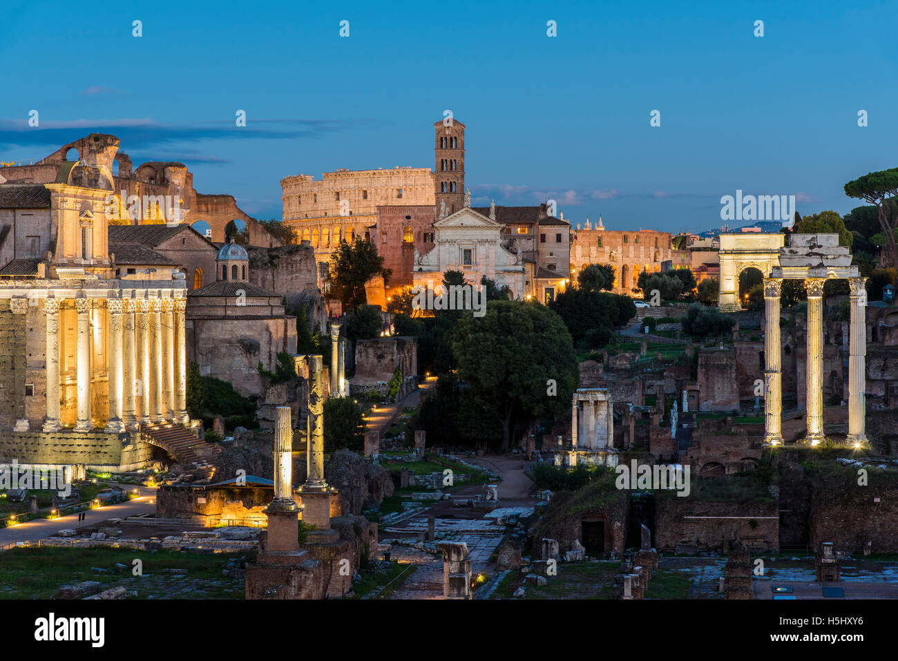 Vue de nuit sur le Forum Romain, Rome, Latium, Italie Banque D'Images