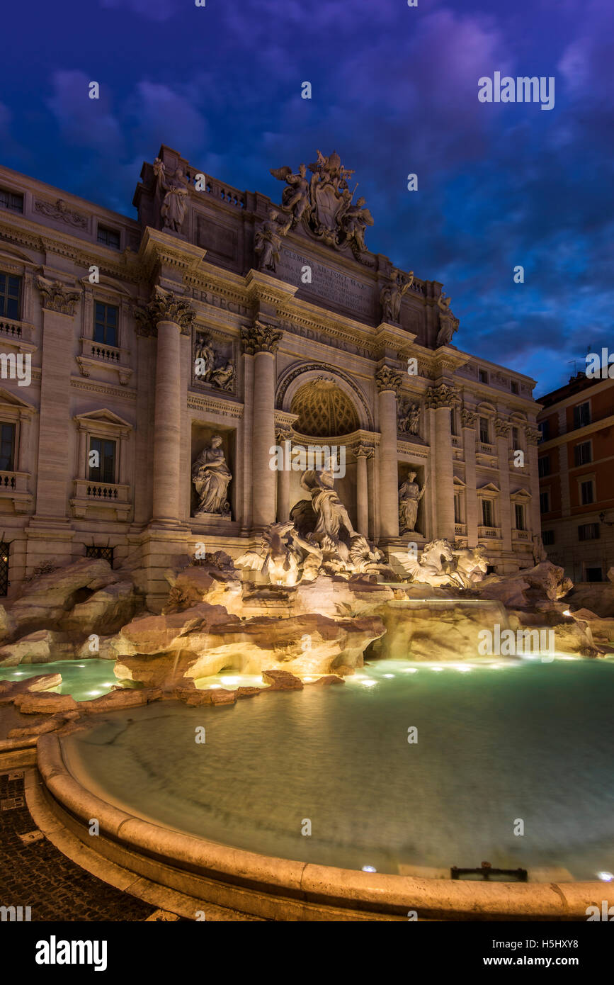 Vue nocturne de la fontaine de Trevi, Rome, Latium, Italie Banque D'Images